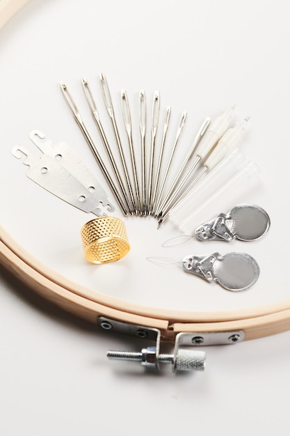 Igła i mulina na materiale